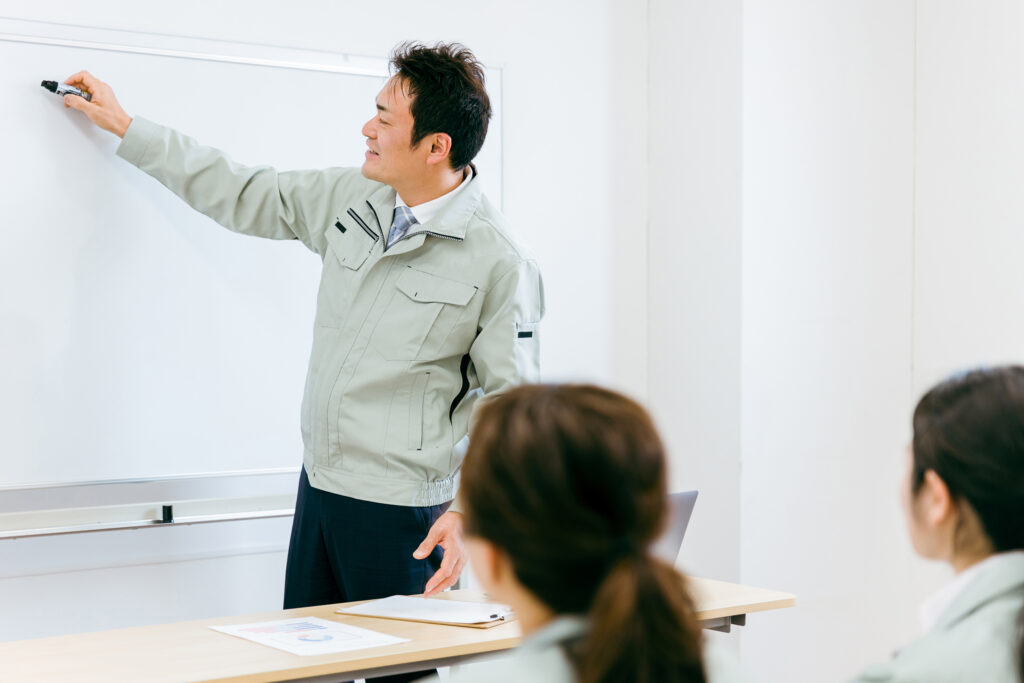 工事説明する男性